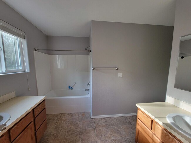 Building Photo - Spacious and Beautiful 4 bedroom in conven...