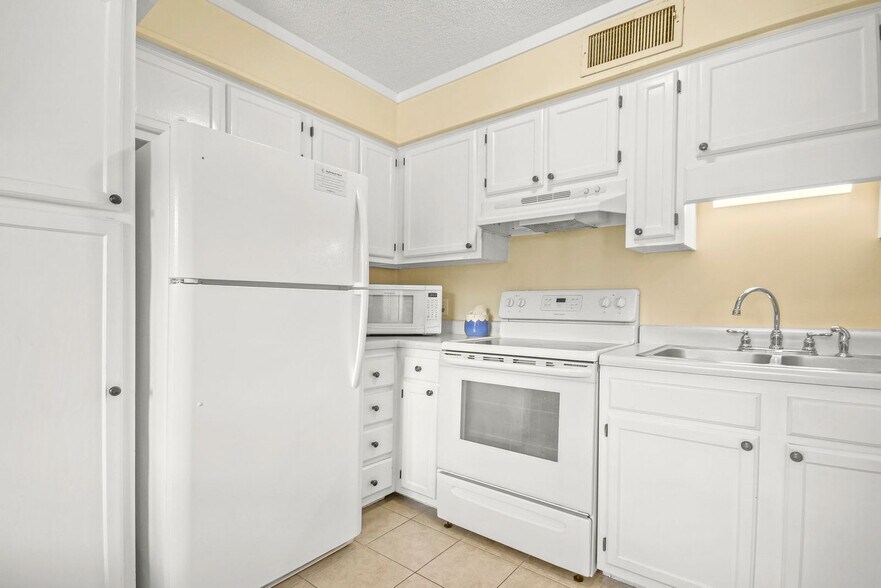 Building Photo - 5905 S Kings Hwy