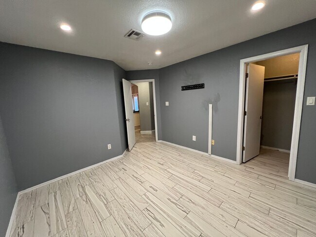Building Photo - NICE 3 BED 2 BATH!