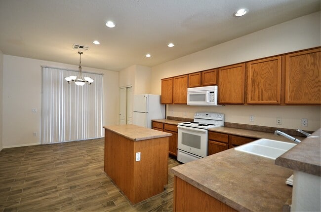 Building Photo - 3660 E Temecula Way