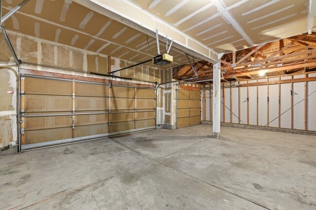 Building Photo - Beautiful Stroh Ranch 4 Bedroom, 2.5 Bath Home, Brand New Kitchen Appliances READY TODAY!