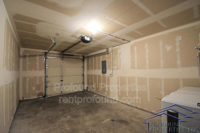 Building Photo - 1448 NE Thomas Ct