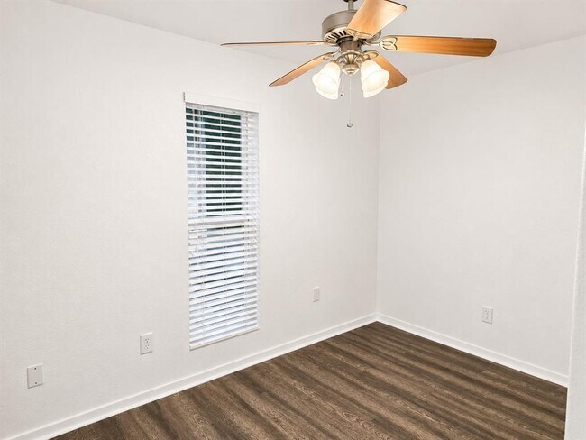 Building Photo - 2021 Bluebonnet Ln