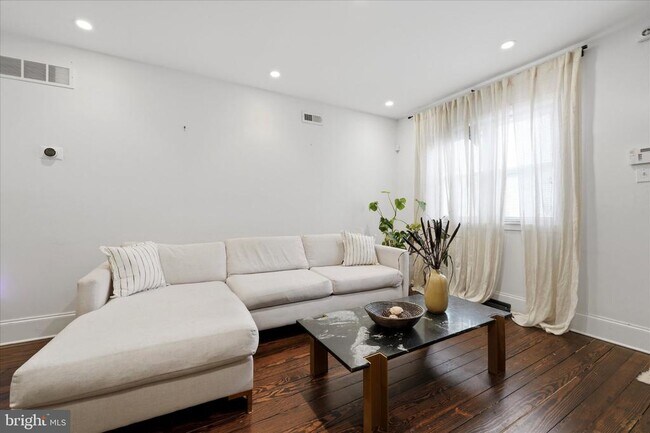 Building Photo - 1902 E Hagert St