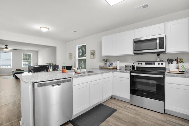 Building Photo - Bright and Airy 3-Bedroom Retreat with Deck and Corner Lot on Lady's Island!