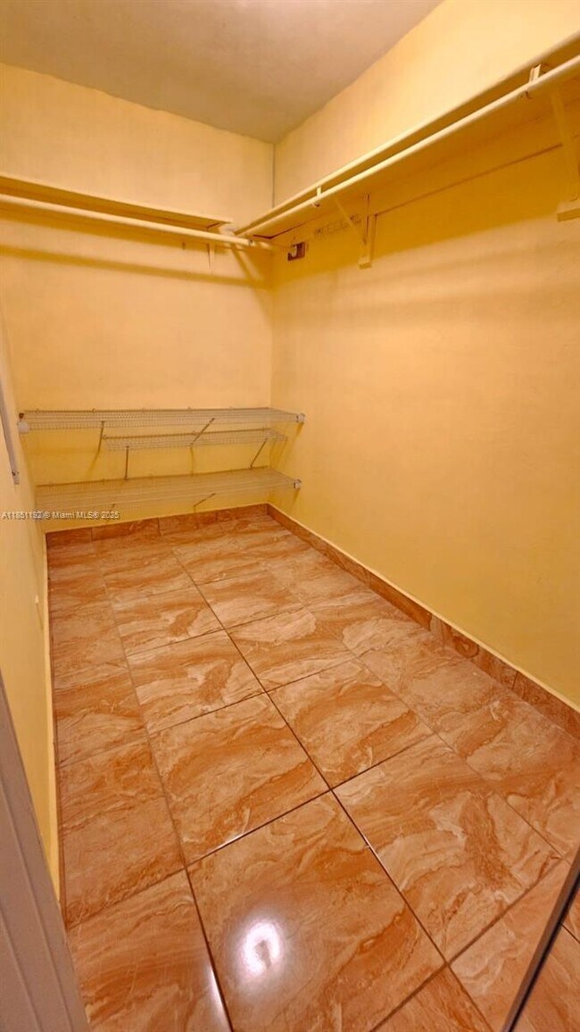 Building Photo - 13715 Kendale Lakes Cir