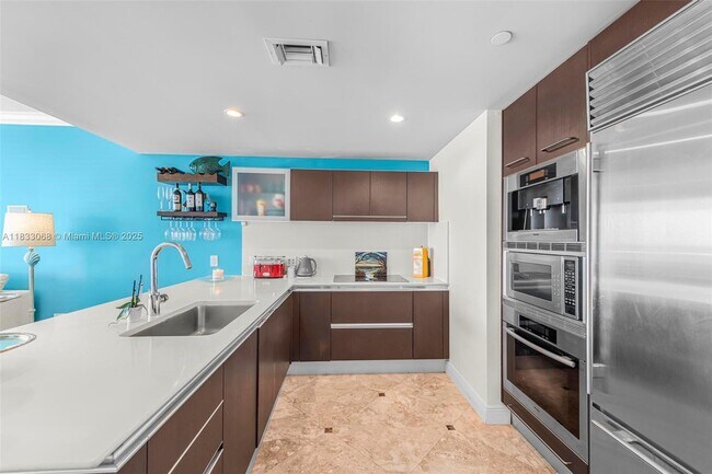 Building Photo - 17001 Collins Ave
