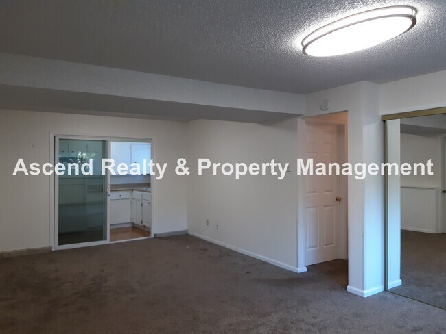 Building Photo - Updated 4 Bed on Cul de Sac Quick Access t...