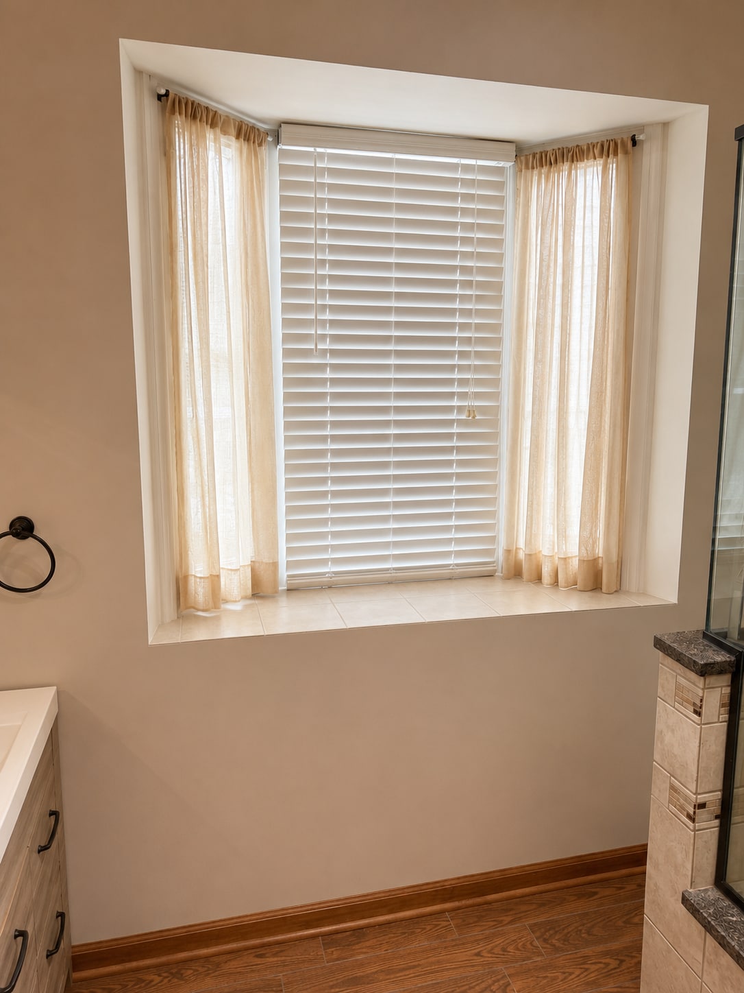 Bathroom 2nd floor - 2822 W 40th St