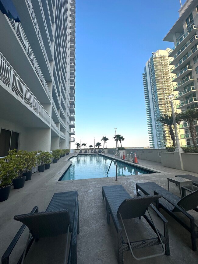2 swimming pools and hot tub outside - 1200 Brickell Bay Dr