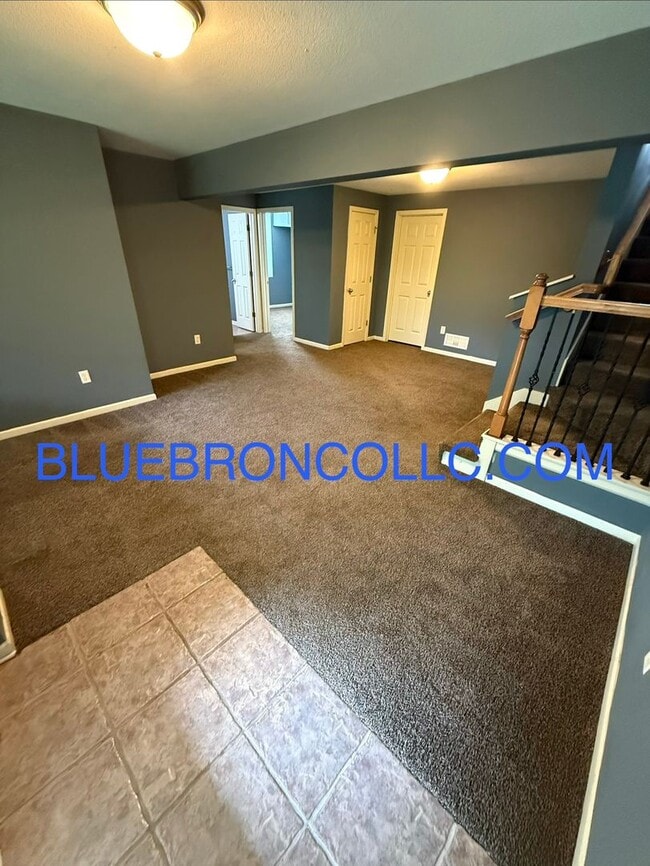 Building Photo - Spacious unit with Beautiful hardwood floors and nice touches throughout!
