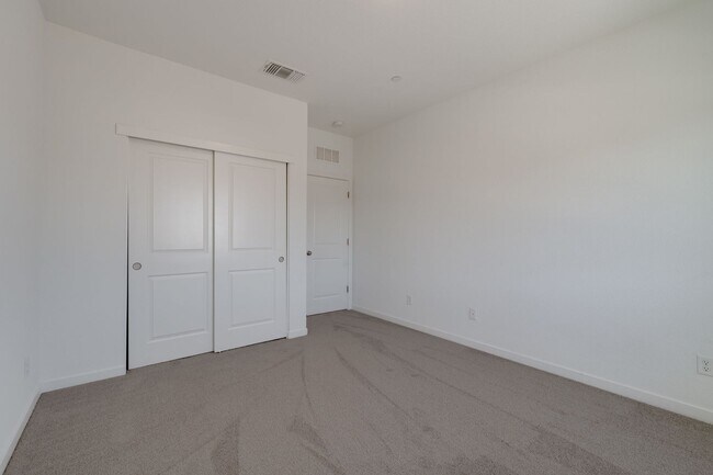 Building Photo - New 4 Bedroom Home with Next Gen Suite + S...