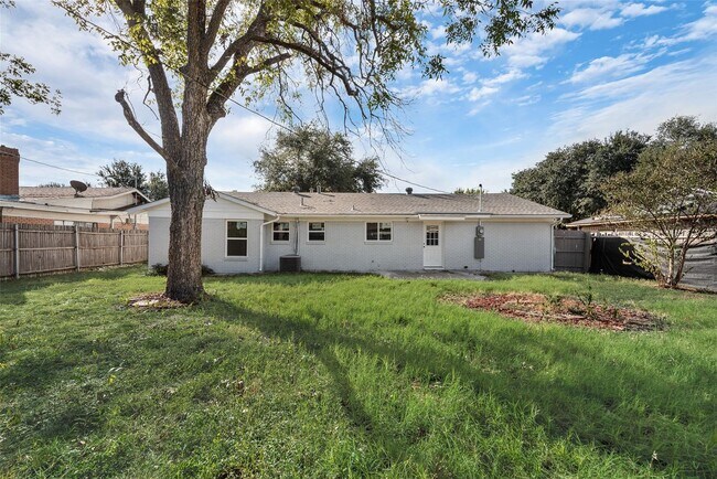 Building Photo - Built for Entertaining. Designed for Living. Fresh Style. Smart Layout. Perfect Location