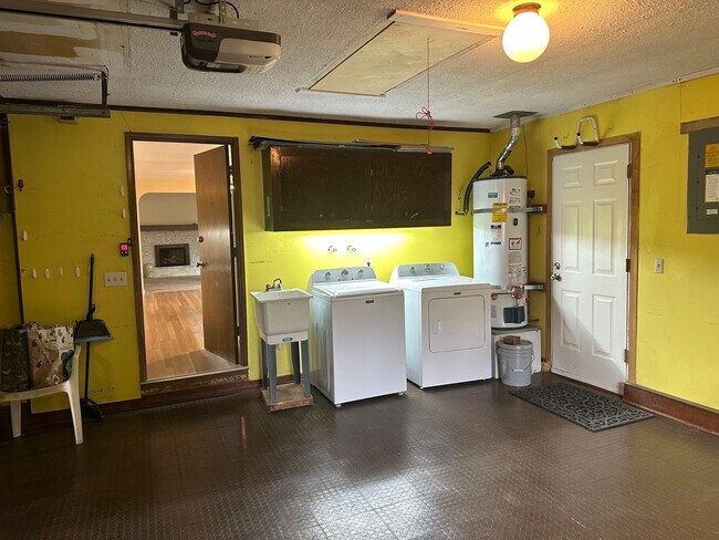 Building Photo - Beautiful custom 3 bedroom 2 bathroom hous...