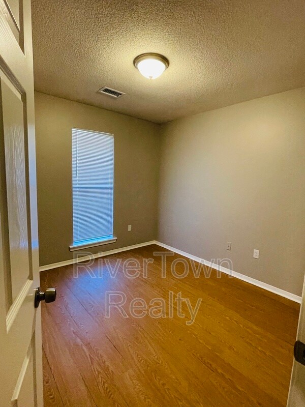 Building Photo - 6390 Sandhurst Rd