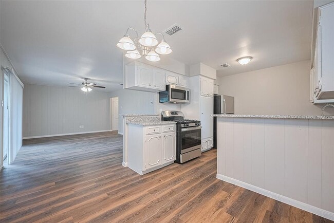 Building Photo - 9003 Chateau Forest Dr