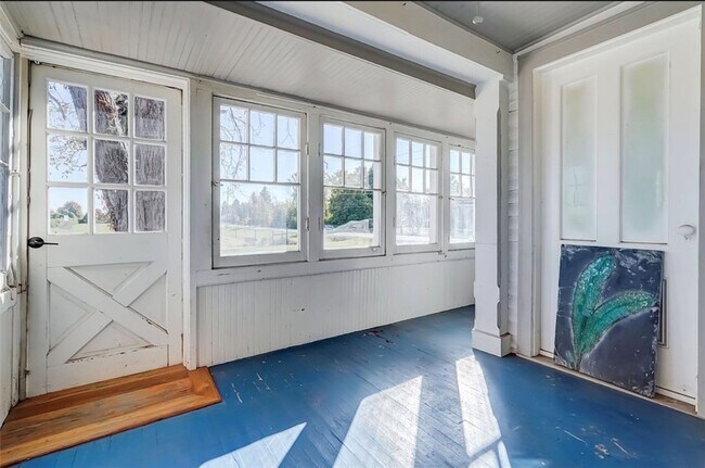 Building Photo - 958 Manitou Rd