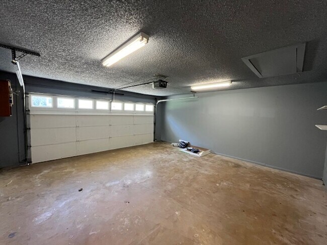 Building Photo - 16 Eastwood Dr