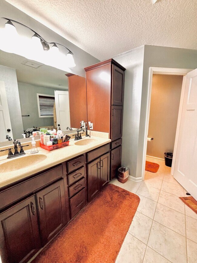 Building Photo - ONE OF A KIND 5bed/4bath!  *HOME THEATER* ...