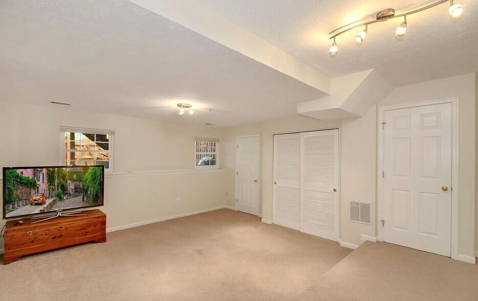 Building Photo - 254 Seneca Ter