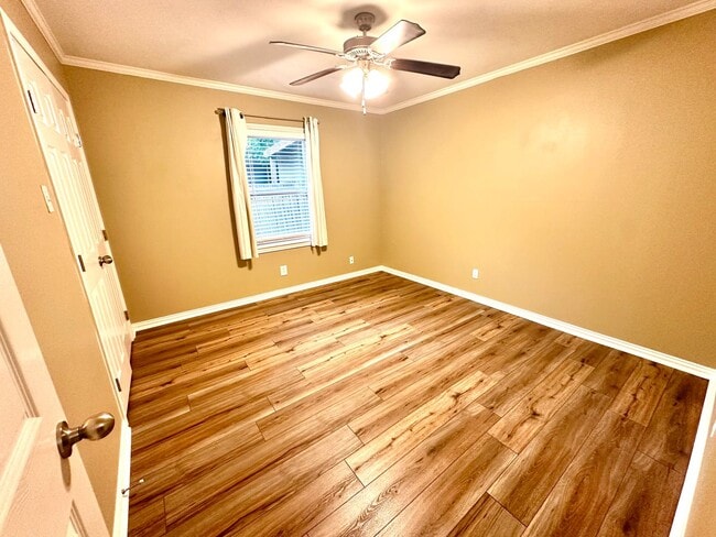 Building Photo - **Application Received ** Available Now! Charming 4-Bedroom Home with Modern Kitchen & Spacious B...