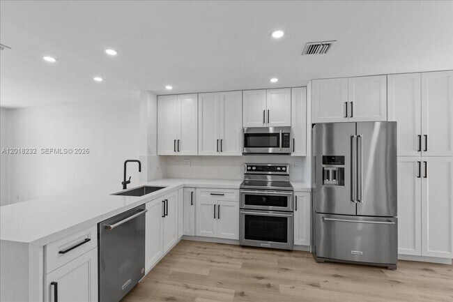 Building Photo - 3737 Alcantara Ave