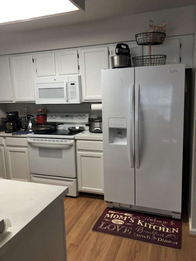Building Photo - VERY NICE END UNIT TOWNHOME