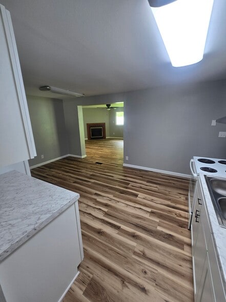 Building Photo - 5172 Saum St