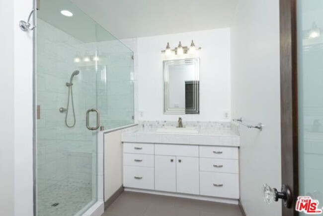 Building Photo - 426 Venice Way
