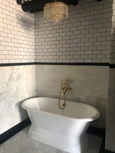 Master bathtub - 600 W 9th St