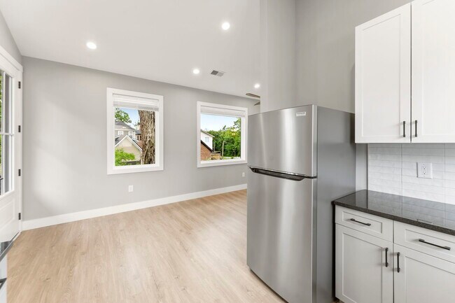 Building Photo - Medford Mews, Carriage House 323