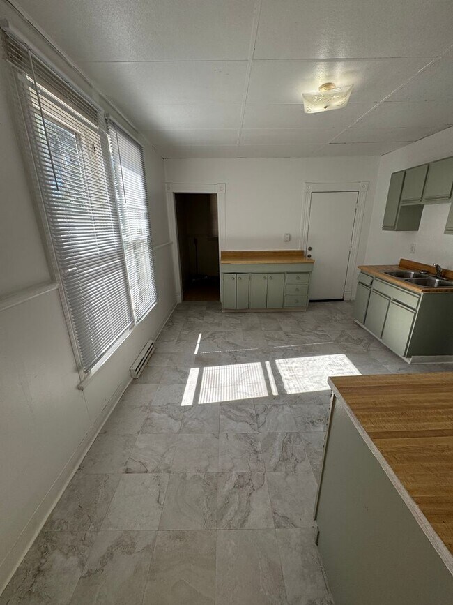 Building Photo - ALL Utilities Included with Rent! South-si...