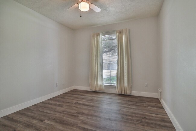 Building Photo - 10910 Scenic Dr