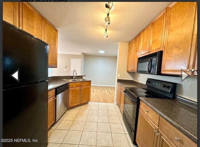 Building Photo - 11 Arbor Club Dr