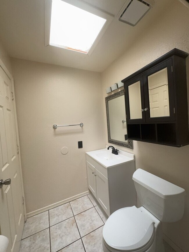 Building Photo - Beautiful 3 bedroom home - available now!