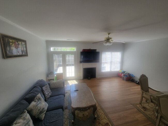 Building Photo - Beautifully Updated Townhouse in Sought-Af...