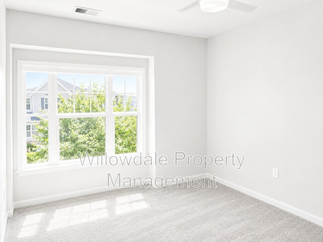 Building Photo - 208 Daisy Grove Ln