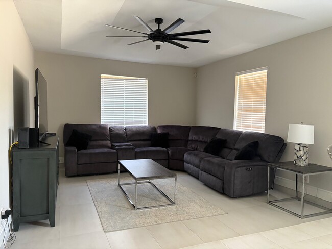Building Photo - 439 Puig Dr