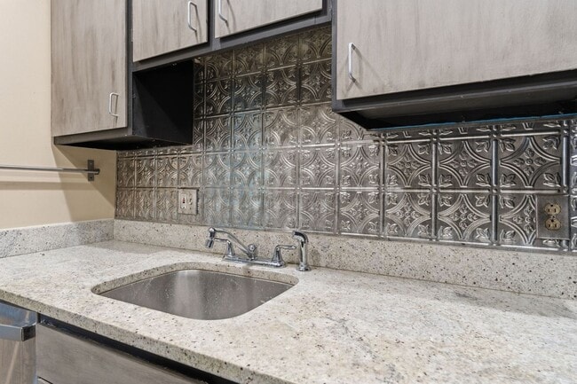 Building Photo - Updated condo in the heart of Green Hills!