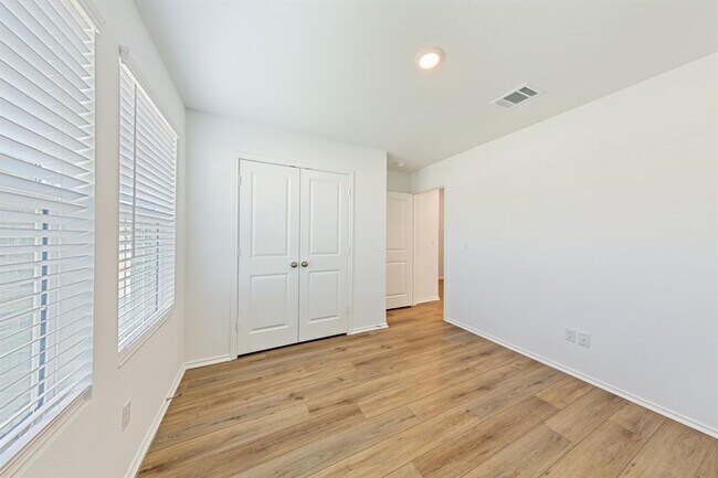 Building Photo - 148 River Rise Rd