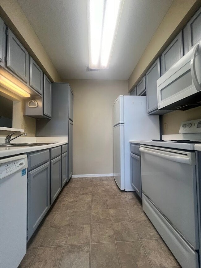 Building Photo - WEST CAMPUS - 2 BEDROOM - 2 BATHROOM  - AUGUST 2026 MOVE IN