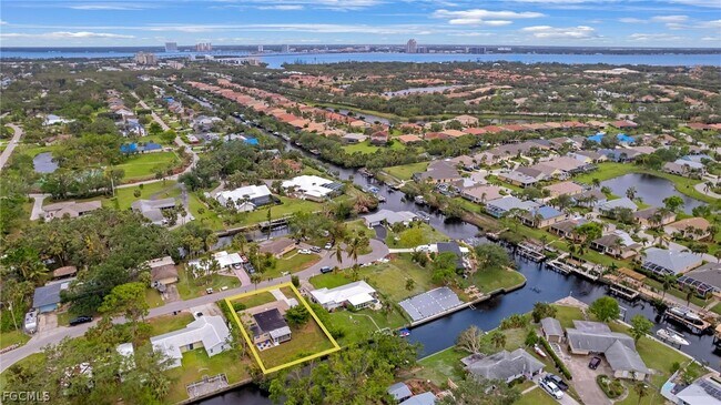 Building Photo - 1003 April Ln