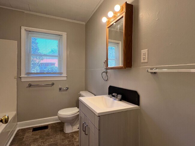 Building Photo - MOVE-IN READY!