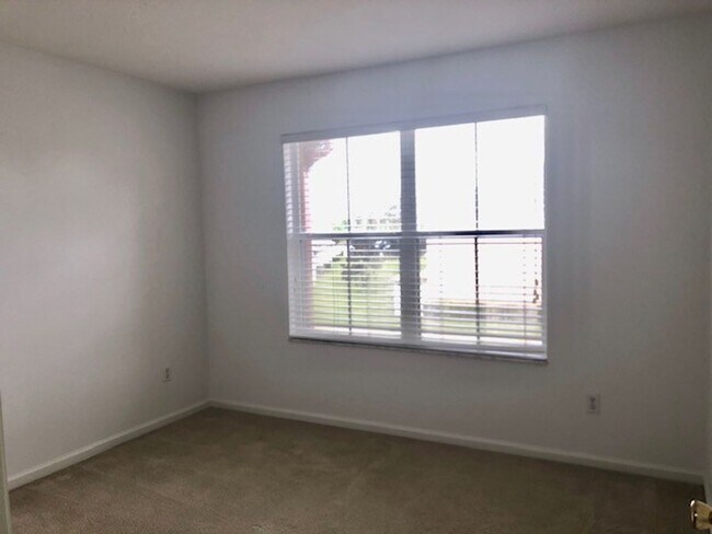 Building Photo - Remodeled Kitchen!! Wonderful Avalon Park-...