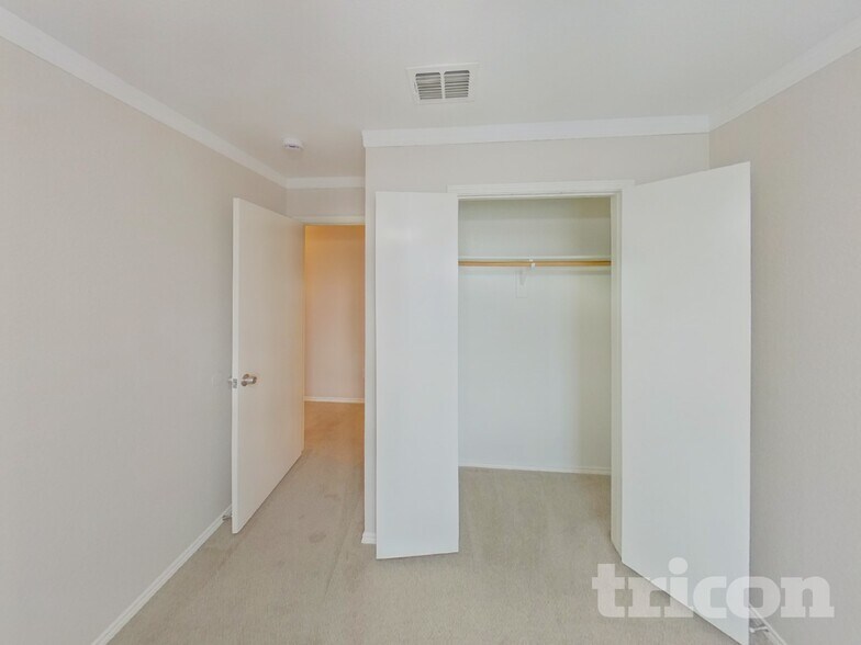 Building Photo - 1300 Pine Ln