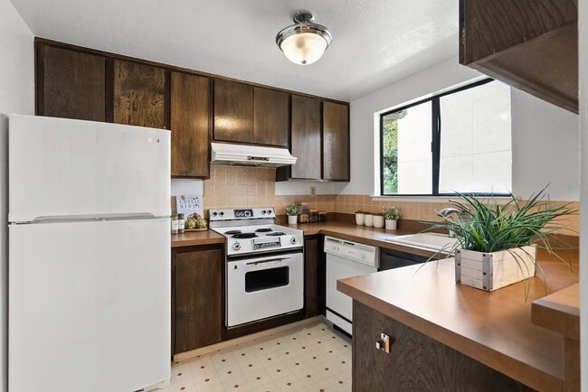Building Photo - Bathroom completely remodeled and Duel pan...
