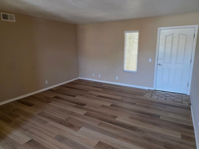 Building Photo - Two Bedroom Upper Unit Condo in Oceanside