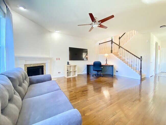 Building Photo - 10S420 Carrington Cir