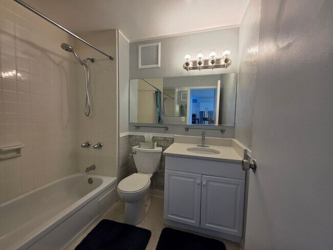 Building Photo - 1BR/1BA waterfront condo with golf course ...
