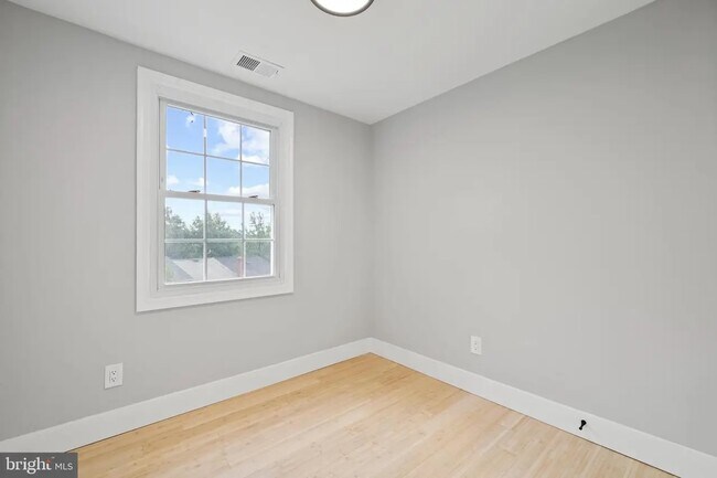 Building Photo - 28 Kennedy St